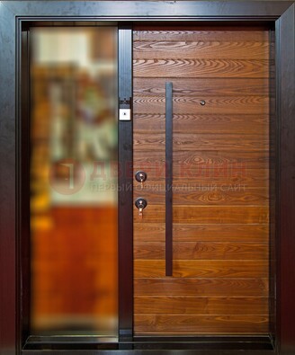 Коричневая входная дверь c МДФ панелью и стеклом ЧД-38 в частный дом в Красноармейске