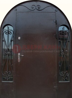 Арочная дверь со стеклом и ковкой ДА-16 под старину в Красноармейске
