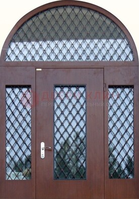 Крепкая стальная арочная дверь со стеклом и ковкой ДА-21 в Пензе