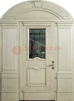 Белая входная дверь массив со стеклом и ковкой ДА-49 в Красноармейске