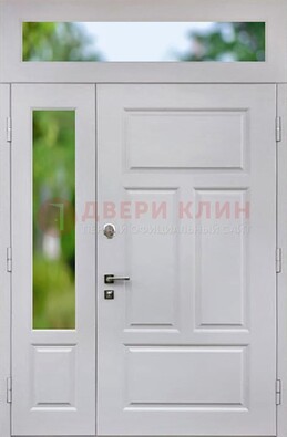 Белая полуторная железная дверь со стеклом и фрамугами ДФГ-10 в Красноармейске