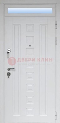 Белая металлическая дверь с фрамугой для коттеджа ДФГ-21 в Красноармейске