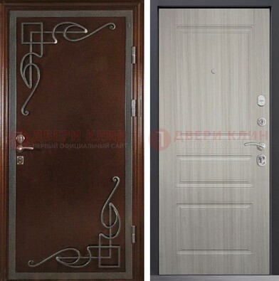 Коричневая железная дверь с ковкой и МДФ внутри ДК-27 в Красноармейске