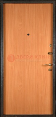 Светлая железная дверь с ламинатом ДЛ-11 в Красноармейске