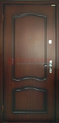 Коричневая стальная дверь с МДФ ДМ-138 для квартиры в Красноармейске