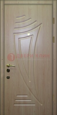 Светлая железная дверь с МДФ ДМ-153 в Красноармейске