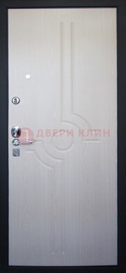 Белая металлическая дверь с МДФ ДМ-172 в квартиру в Красноармейске