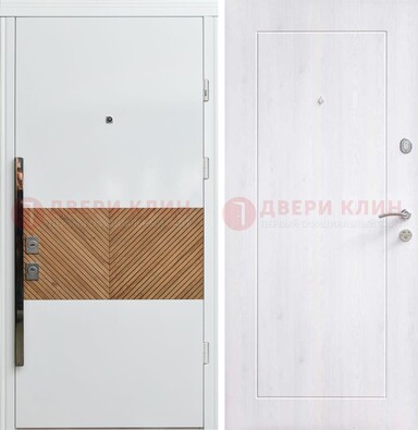 Белая железная дверь МДФ горизонтальной вставкой ДМ-265 в Красноармейске