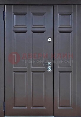 Тёмная двухстворчатая входная дверь для коттеджа с МДФ ДМ-533 в Красноармейске