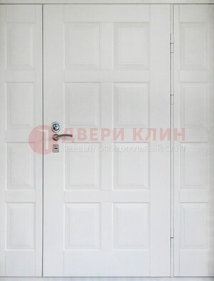 Белая входная дверь для коттеджа с МДФ ДМ-536 в Красноармейске