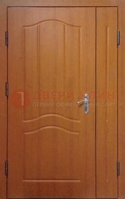 Коричневая двухстворчатая тамбурная дверь с МДФ ДМ-538 в Красноармейске