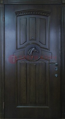 Темная металлическая дверь с массивом дуба с рисунком ДМД-25 в Красноармейске