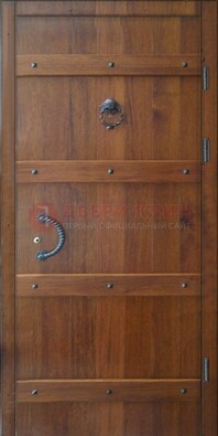 Коричневая металлическая дверь с массивом дуба с ковкой ДМД-36 в Красноармейске