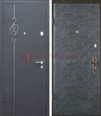 Серая стальная дверь с порошковым окрасом и ковкой ДП-109 в Красноармейске