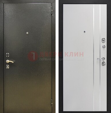 Железная темная дверь с порошковым покрытием и белая МДФ с молдингами  ДП-296 в Красноармейске