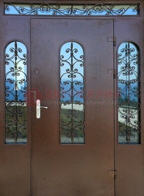 Железная парадная дверь со стеклом и ковкой ДПР-16 для общественных зданий в Красноармейске