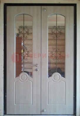 Парадная дверь со стеклянными вставками и ковкой ДПР-23 в деревянный дом в Кубинке