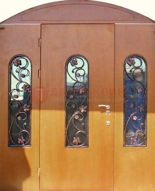 Парадная дверь со стеклянными вставками и ковкой ДПР-28 в общественное здание 