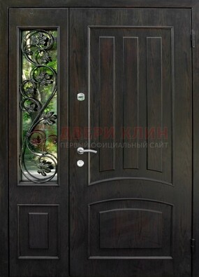 Парадная дверь со стеклянными вставками и ковкой ДПР-31 в кирпичный дом в Красноармейске