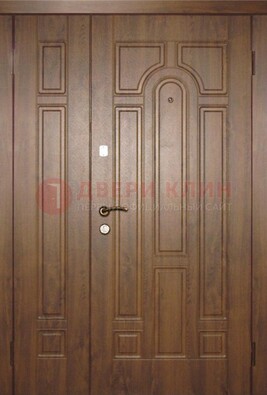 Двухстворчатая коричневая парадная дверь ДПР-48 в Красноармейске
