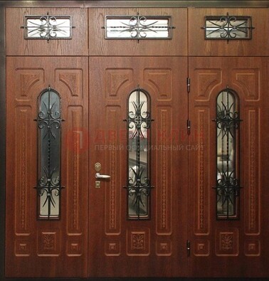 Парадная дверь с металлическими вставками и ковкой ДПР-72 в дом в Красноармейске