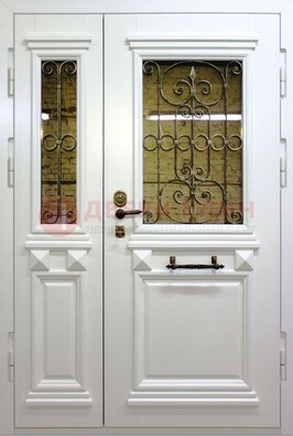 Белая парадная металлическая дверь со стеклом и ковкой ДПР-83 в Красноармейске