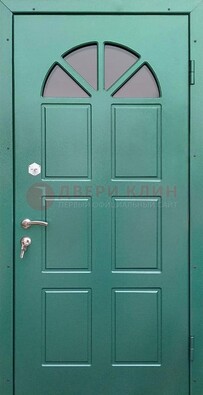 Зеленая стальная дверь со стеклом для дома ДС-28 в Можайске