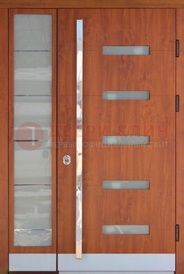 Коричневая металлическая дверь со стеклом ДС-72 в Красноармейске