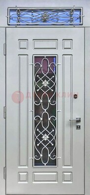 Белая железная дверь со стеклом и ковкой с верхней фрамугой ДСК-112 в Красноармейске