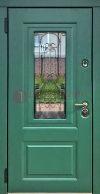 Зеленая металлическая дверь со стеклом и ковкой ДСК-113 в Красноармейске