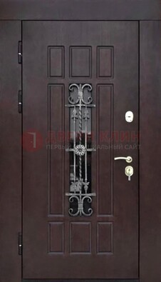 Коричневая уличная дверь со стеклом и ковкой ДСК-114 в Красноармейске