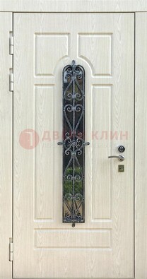 Светлая стальная дверь со стеклом и ковкой ДСК-118 в Красноармейске