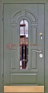 Уличная дверь со стеклом и ковкой в зеленом цвете ДСК-121 в Красноармейске