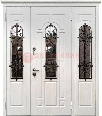 Белая распашная стальная дверь со стеклом и ковкой ДСК-125 в Красноармейске
