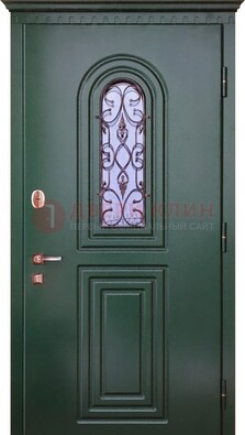 Темно-зеленая входная дверь со стеклом и ковкой ДСК-129 в Ступино