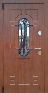 Темная железная дверь со стеклом и ковкой в коричневом цвете ДСК-154 в Красноармейске