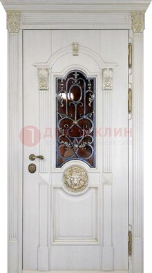 Белая железная дверь со стеклом и ковкой для кирпичного дома ДСК-155 в Красноармейске
