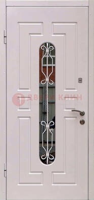 Светлая уличная дверь со стеклом и ковкой для коттеджа ДСК-157 в Красноармейске