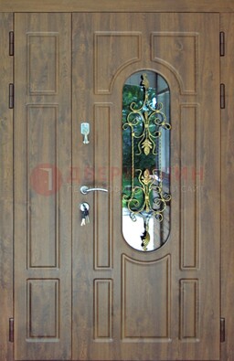Коричневая полуторная дверь со стеклом и ковкой ДСК-198 в Тамбове