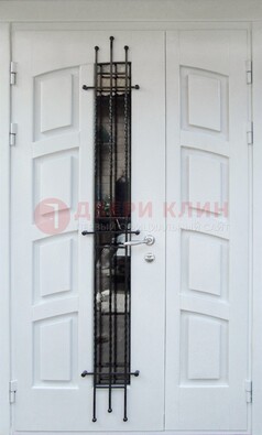Белая полуторная стальная дверь с массивом для коттеджа ДСК-253 в Красноармейске