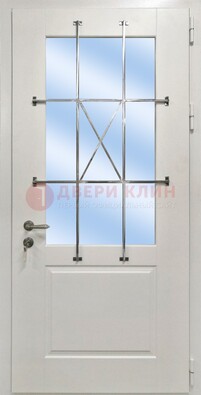 Белая простая железная дверь Винорит со стеклом и ковкой ДСК-257 в Красноармейске