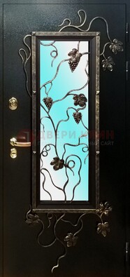 Железная дверь со стеклом и ковкой ДСК-70 для деревянного дома в Красноармейске