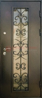 Входная дверь Дверь со стеклом и ковкой черного цвета ДСК-76 для веранды в Красноармейске