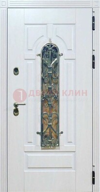 Белая остекленная металлическая дверь с ковкой ДСК-98 в Красноармейске