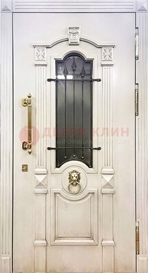 Светлая стальная дверь со стеклом и ковкой под старину ДСК-99 в Красноармейске