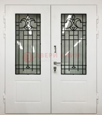 Белая двухстворчатая уличная дверь Винорит со стеклом ДСТ-4 в Красноармейске