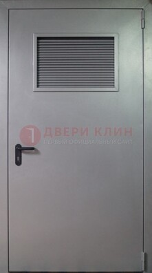 Серая железная техническая дверь с вентиляционной решеткой ДТ-12 в Красноармейске