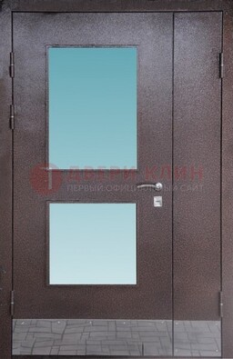 Коричневая тамбурная дверь со стеклянными вставками ДТМ-21 в Красноармейске