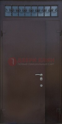 Коричневая тамбурная дверь со стеклянными вставками и ковкой ДТМ-39 в Красноармейске