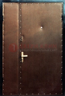 Коричневая тамбурная дверь с оформлением ДТМ-40 в Красноармейске